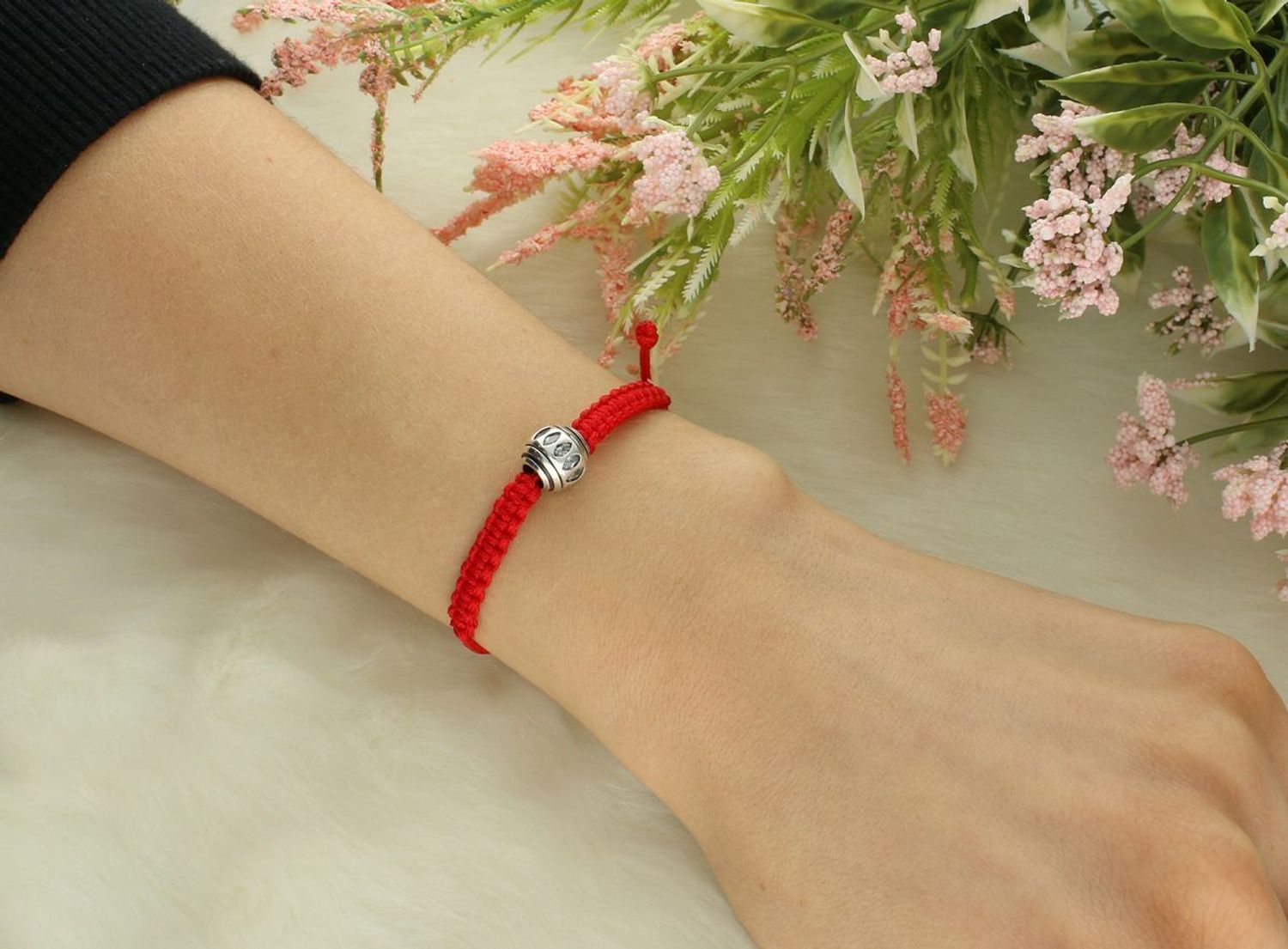 Bransoletka damska na czerwonym sznurku z kuleczka w cyrkonie próba 925, W 290 Symboliczna, subtelna i efektowna – bransoletka damska na czerwonym sznurku z kuleczką w cyrkonii, model W 290 1.jpg